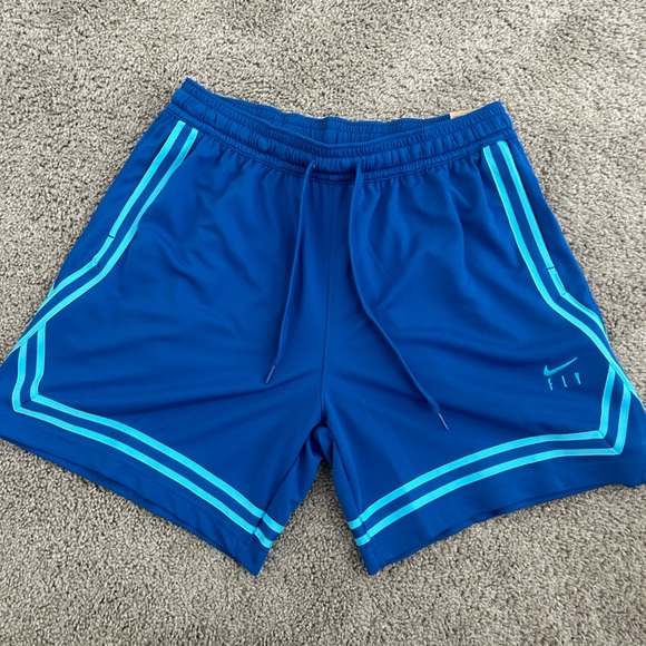 Nike Loose Fit Basketball Shorts / DRI-FIT - Picture 5 of 6